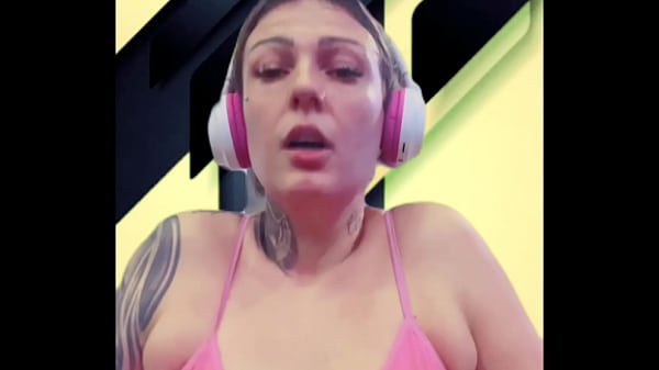 Eu toda suada até buceta escorrendo e louca de tesao na academia chamei minha amiga pra vim tomar banho comigo no vestiário .(Se pagamos ali mesmo publico)